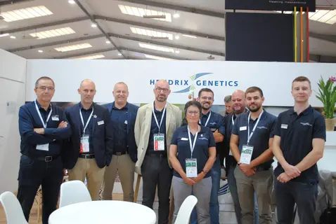 Toute l’équipe Hendrix Genetics encadre Florence Petitjean qui vient de rejoindre l’entreprise en tant que responsable de production et distribut